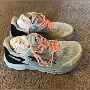 ALTRA Women’s Torin 5 Size 8 US/EU 39 - Never worn!